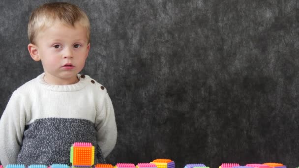 Två Gammal Baby Leker Med Kuber — Stockvideo