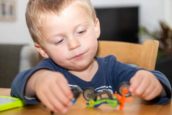 Маленький хлопчик два роки грає зі своїми іграшками — стокове фото