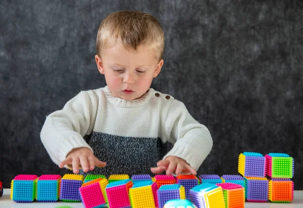 Två år gammal baby leker med kuber — Stockfoto