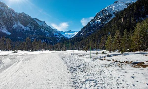 Paisaje nevado en las montañas francesas de los Pirineos —  Fotos de Stock