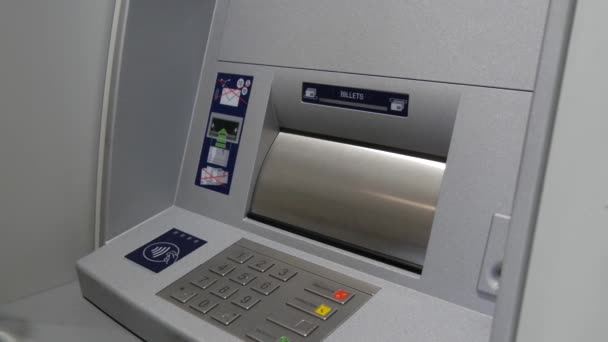 Frau Mit Kreditkarte Geldautomaten Bargeld Abgehoben — Stockvideo
