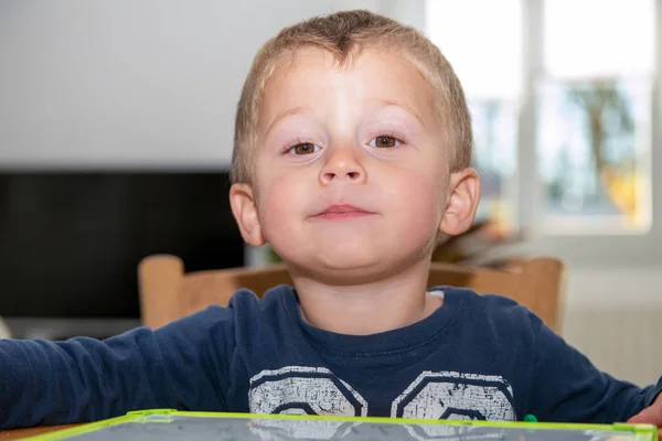 Портрет улыбающегося двухлетнего мальчика — стоковое фото