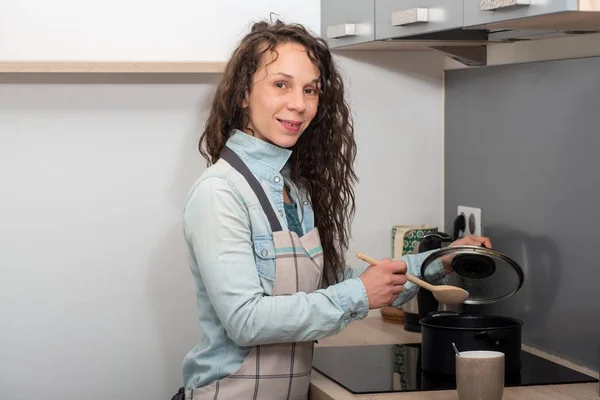 Jovem mulher com cabelo comprido está na cozinha — Fotografia de Stock