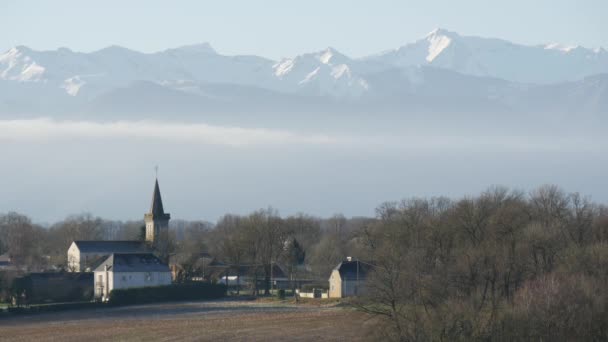 Blick Auf Die Kleine Kirche Den Pyrenäen Atlantisch Berge Hintergrund — Stockvideo