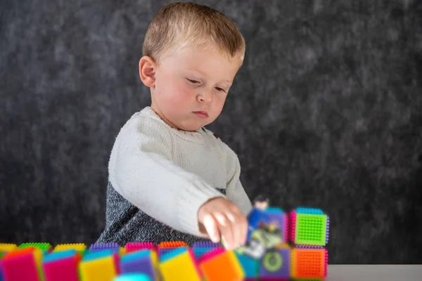 Portret van schattig jongetje spelen met motorfiets speelgoed — Stockfoto