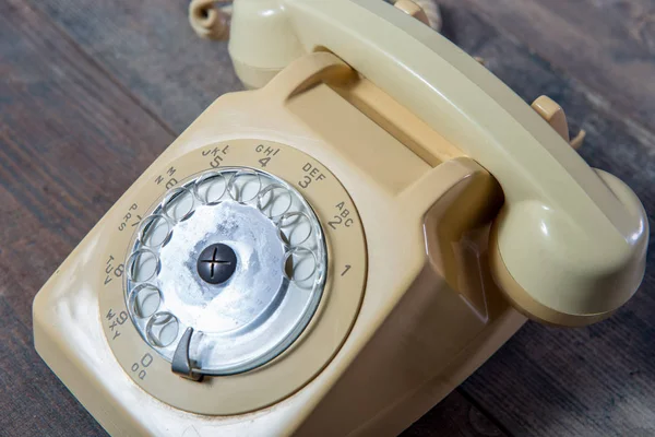 Béžová starý telefon na dřevěném pozadí — Stock fotografie