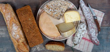 Peynir, sosis ve Tomme de Savoie, Savoy, Fransız Alpleri Fransa.