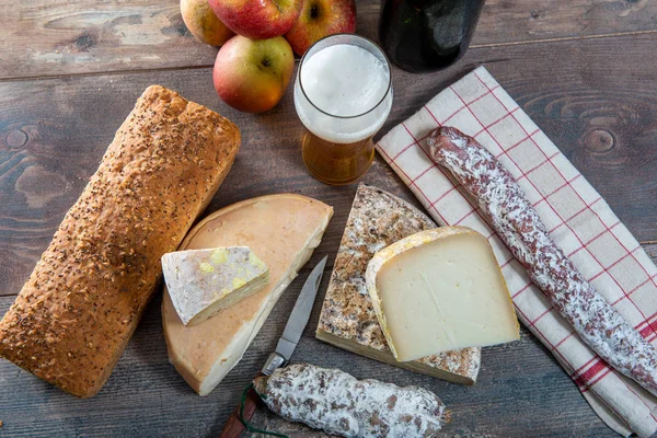 Quesos y Tomme de Savoie con cerveza, queso francés Savoy, jalá — Foto de Stock