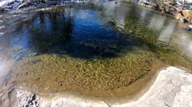 Nehir karlı Pireneler dağlarında, Pont Espagne, Fransa yakınlarında.