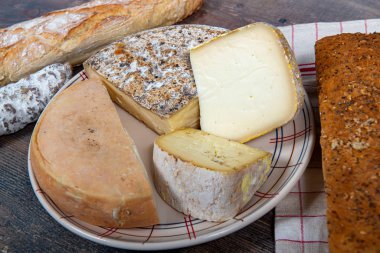 Peynir, sosis ve Tomme de Savoie, Savoy, Fransız Alpleri Fransa.