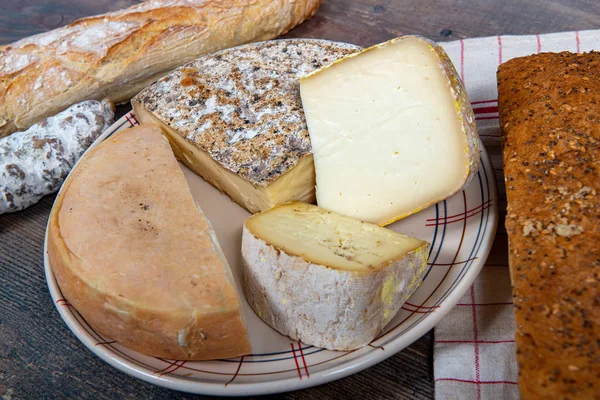 Cheeses, sausage and Tomme de Savoie, Savoy, french Alps France. — 스톡 사진