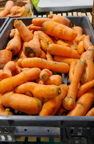 Biologische wortelen op de markt — Stockfoto