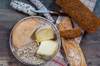 Peynir, sosis ve Tomme de Savoie, Savoy, Fransız Alpleri Fransa.