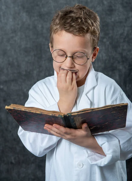 Χαρούμενο αγόρι ρετρό με λευκή μπλούζα που διαβάζει ένα βιβλίο — Φωτογραφία Αρχείου
