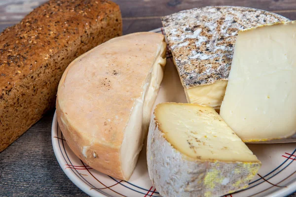Quesos y Tomme de Savoie, queso francés Savoy, Alpes franceses Fr — Foto de Stock