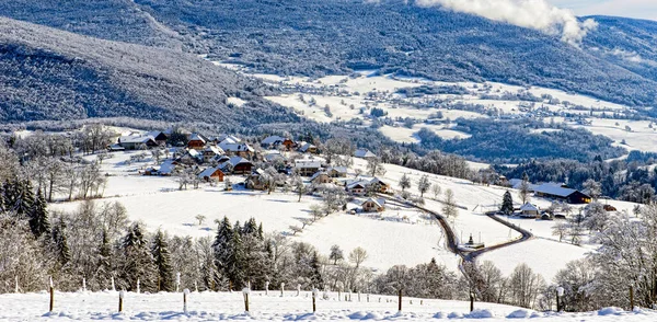 Горный пейзаж зимой со снегом — стоковое фото