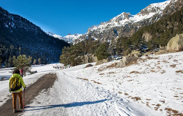 Mujer excursionista caminando por las montañas nevadas de los Pirineos —  Fotos de Stock