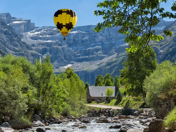 Vista do Cirque de Gavarnie com balão de ar quente amarelo, Hautes-P — Fotografia de Stock