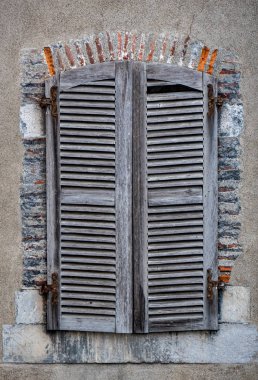 Ahşap panjurlu eski pencere