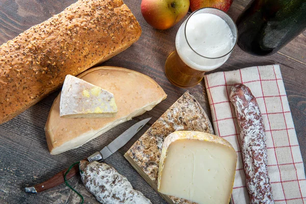 Quesos y Tomme de Savoie con cerveza, queso francés Savoy, jalá — Foto de Stock