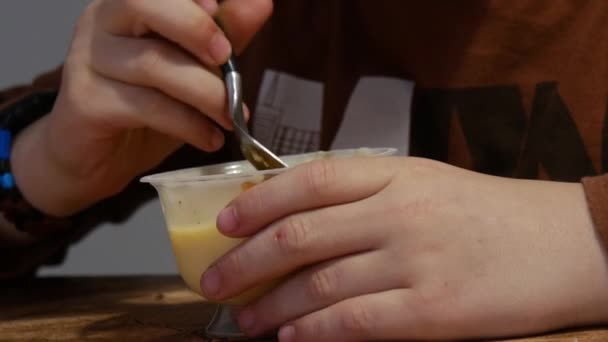 Primer Plano Niño Comiendo Yogur — Vídeos de Stock