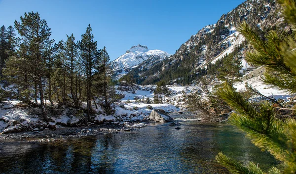 Rio nas montanhas nevadas dos Pirenéus, França — Fotografia de Stock