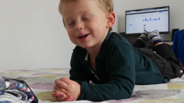 Gelegenheitsbaby Beim Handy Gucken — Stockvideo