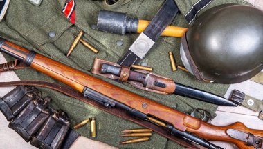 Alman ordusu alan ekipman ile antika arka plan. WW2 