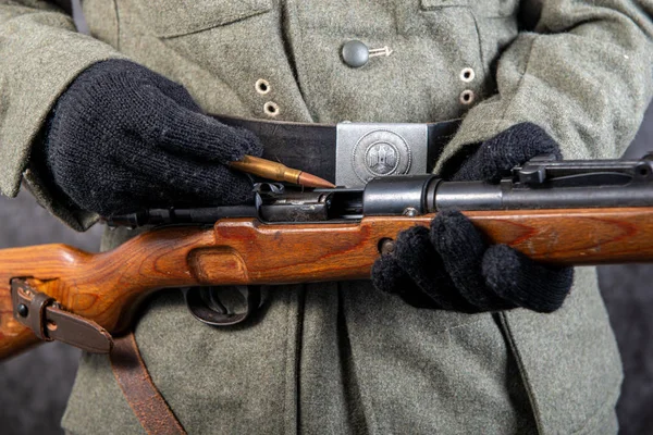 Primer plano de la guerra mundial dos soldado alemán con rifle — Foto de Stock