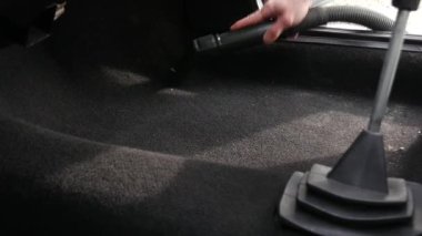 Elektrikli süpürge ile aracın iç temizliği