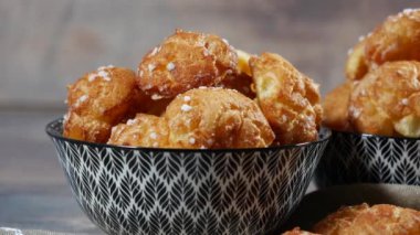 Chouquette, ahşap masada Fransız pastası.