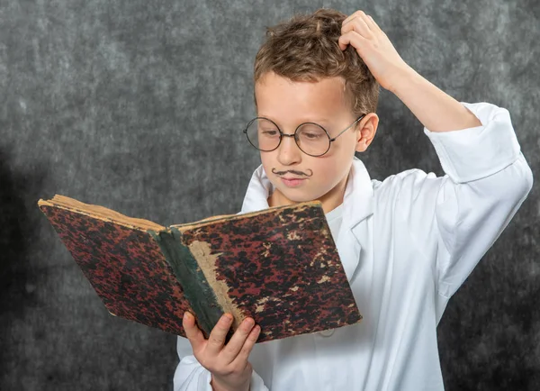 Fröhlicher Junge Retro Look Mit Weißer Bluse Beim Lesen Eines — Stockfoto