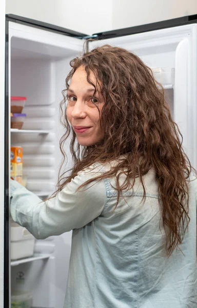 Moderna Donna Attraente Con Capelli Lunghi Cucina Aprendo Porta Frige — Foto Stock