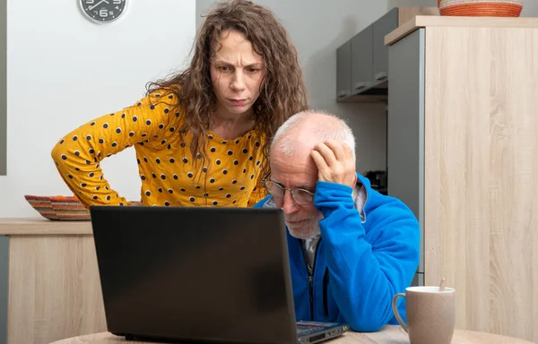 Fiatal Idősebb Férfi Problémája Van Egy Laptop Számítógép — Stock Fotó