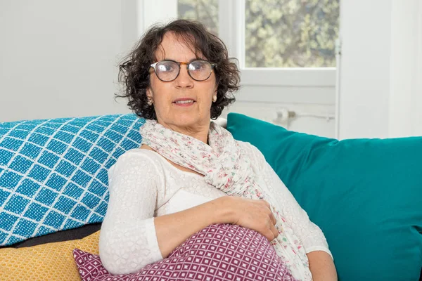 Schön Brünette Senior Frau Relaxen Auf Ein Couch — Stockfoto