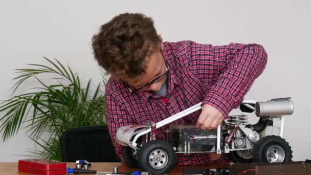 Menino Reparando Modelo Carro Controlado Por Rádio Casa — Vídeo de Stock