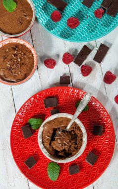 Taze ahududulu ev yapımı çikolatalı mus.