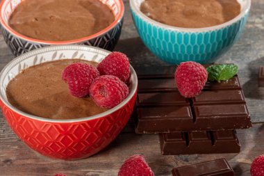 Taze ahududulu ev yapımı çikolatalı mus.