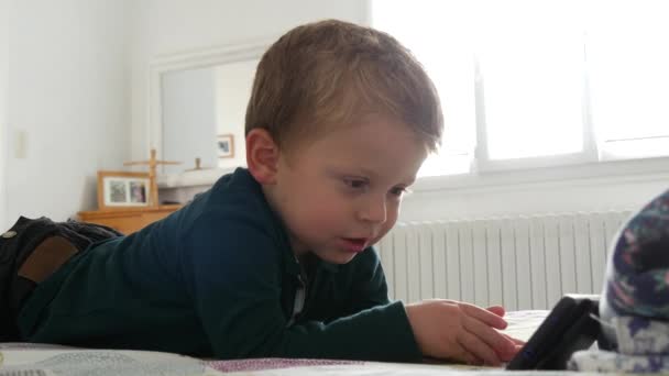 Casual Μωρό Βλέποντας Ένα Κινητό Τηλέφωνο — Αρχείο Βίντεο