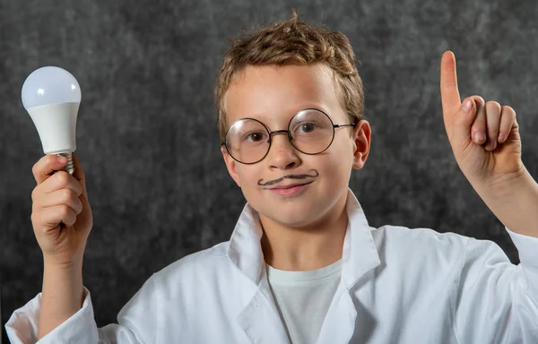 Menino Sorrindo Bonito Criança Com Uma Lâmpada — Fotografia de Stock