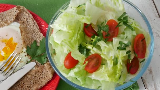 Salada Verde Crepe Bretão Caseiro Com Ovo — Vídeo de Stock