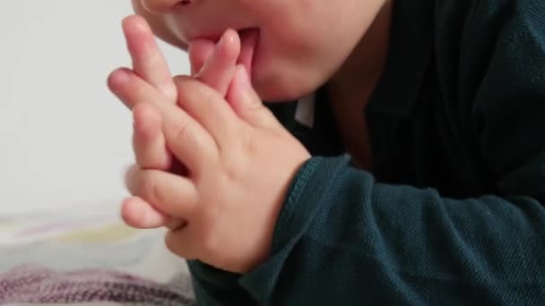 Крупным Планом Милого Малыша Засунувшего Пальцы Рот — стоковое видео