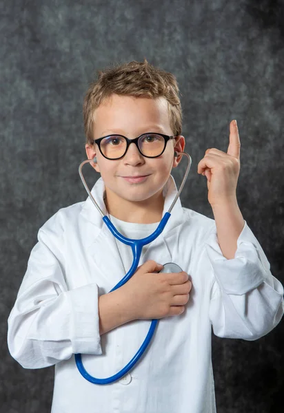 Niedlichen Jungen Tragen Medizinische Uniform Spielen Arzt Ein Porträt — Stockfoto