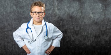 Yakışıklı çocuk tıp üniforması giyiyor doktorculuk oynuyor, portre çiziyor.