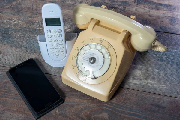 Starý Retro Telefon Nový Mobil Dřevěné Desce — Stock fotografie