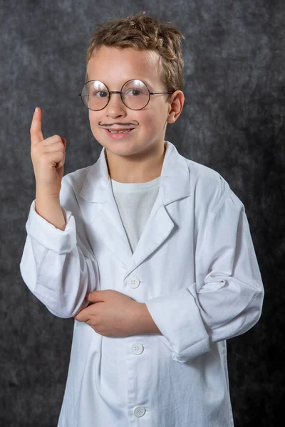 Glad Retro Pojke Pekar Sitt Finger Upp — Stockfoto