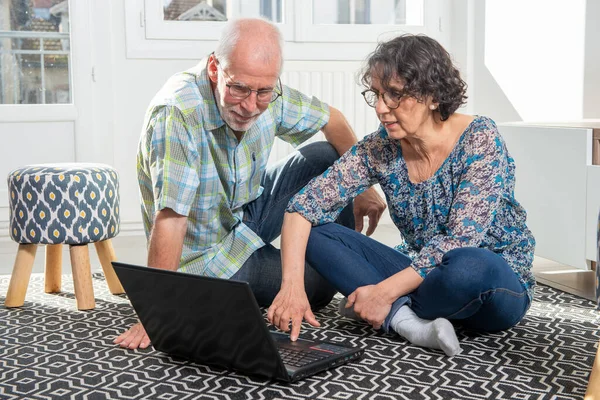 Couple Senior Using Computer Laptop Home Online Shopping — Stock Photo, Image