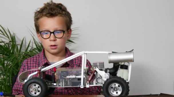 Niño Pequeño Reparando Modelo Coche Controlado Por Radio Casa — Vídeos de Stock