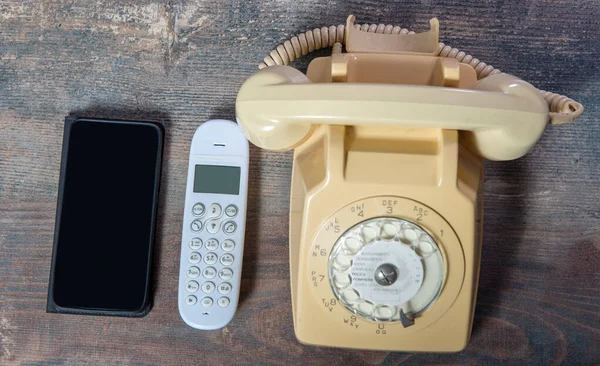 Retro Telefon Nový Mobil Dřevěné Desce — Stock fotografie