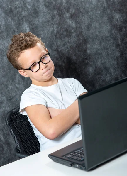 Serieuze Jongen Zitten Met Een Laptop Computer — Stockfoto